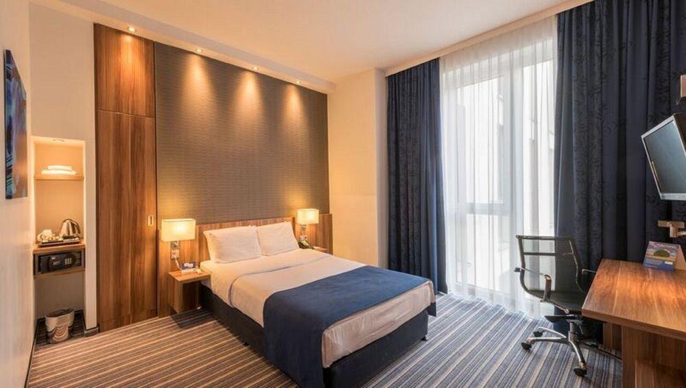 Holiday Inn Express Frankfurt City Hauptbahnhof Франкфурт на Майн Екстериор снимка