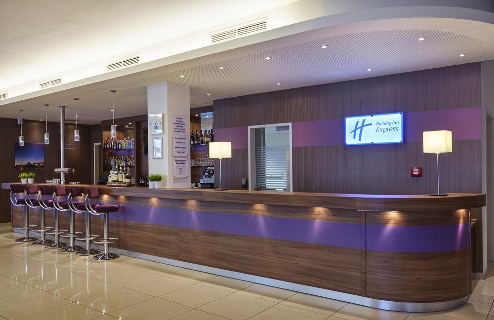 Holiday Inn Express Frankfurt City Hauptbahnhof Франкфурт на Майн Екстериор снимка