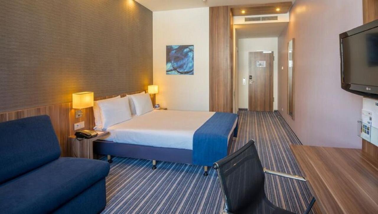 Holiday Inn Express Frankfurt City Hauptbahnhof Франкфурт на Майн Екстериор снимка