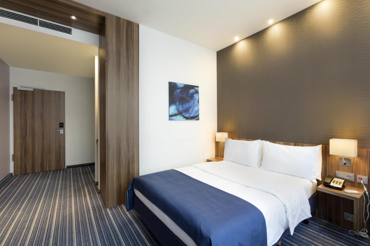 Holiday Inn Express Frankfurt City Hauptbahnhof Франкфурт на Майн Екстериор снимка